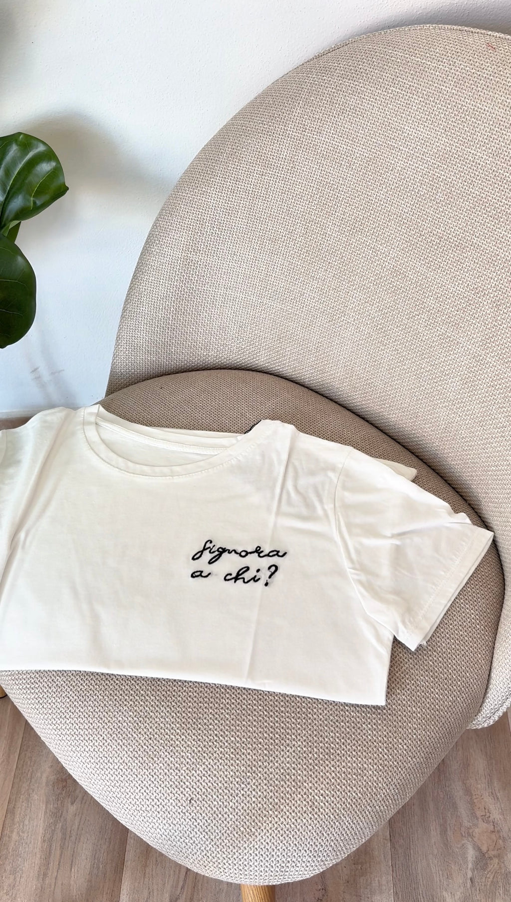 T-shirt ricamata